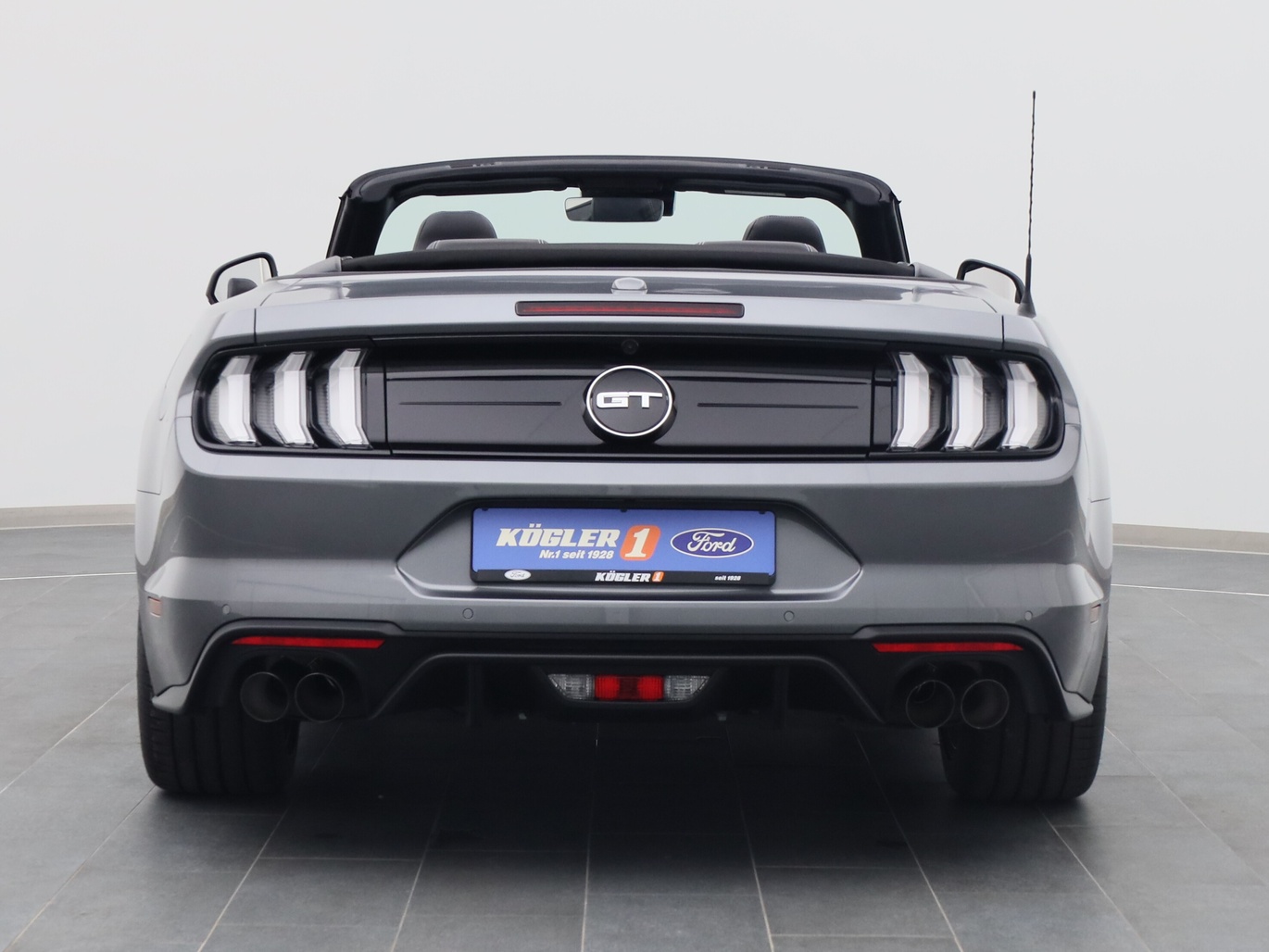 Heckansicht eines Ford Mustang GT Cabrio V8 450PS Aut. / Premium 4 in Carbonized Gray 