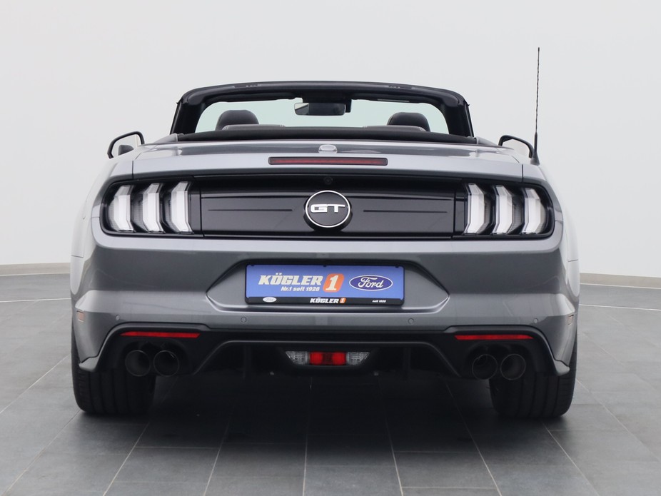 Heckansicht eines Ford Mustang GT Cabrio V8 450PS Aut. / Premium 4 in Carbonized Gray 