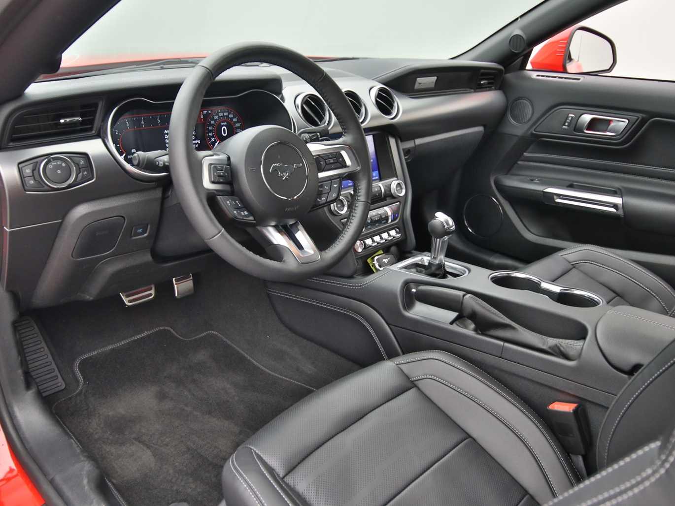 Armaturenbrett eines Ford Mustang GT Cabrio V8 450PS Aut. / Premium 2 in Race-rot 