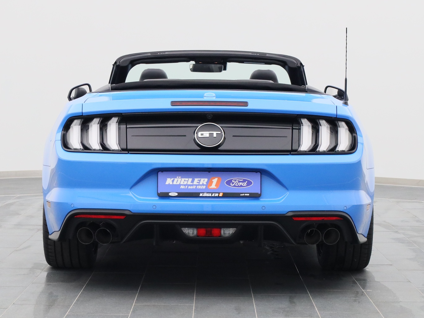 Heckansicht eines Ford Mustang GT Cabrio V8 450PS / Premium 2 in Grabber Blue 