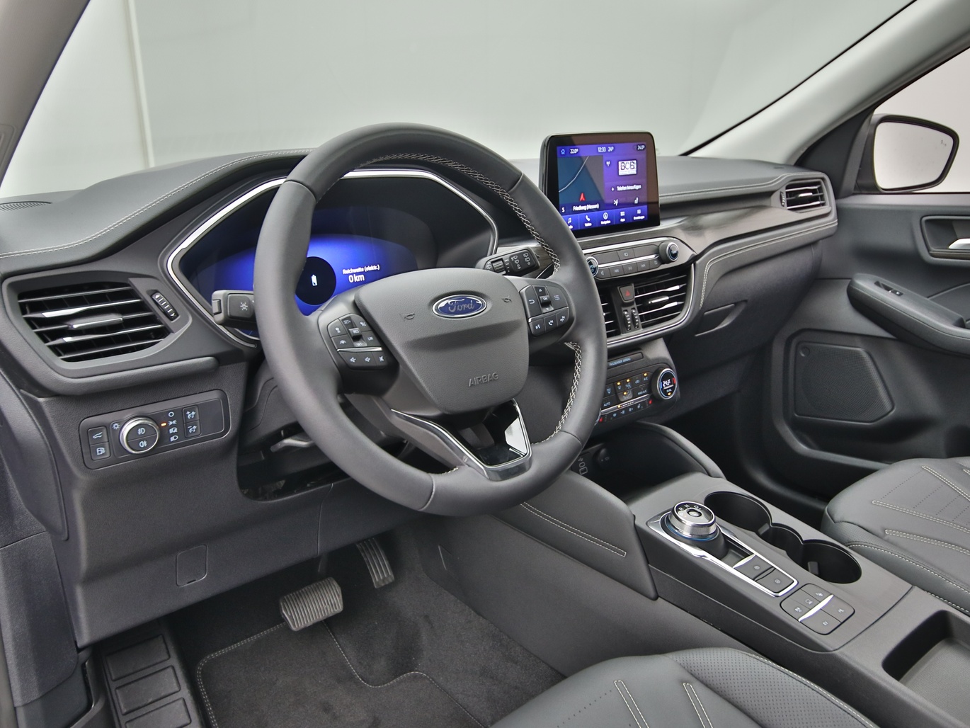 Armaturenbrett eines Ford Kuga Vignale 225PS Plug-in-Hybrid Aut. in Agate Black 