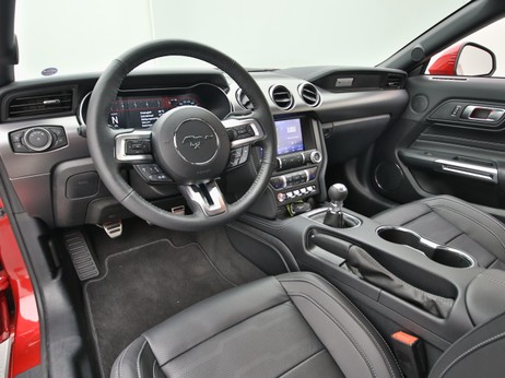 Armaturenbrett eines Ford Mustang GT Cabrio V8 450PS / Premium 2 / B&O in Lucid Rot 