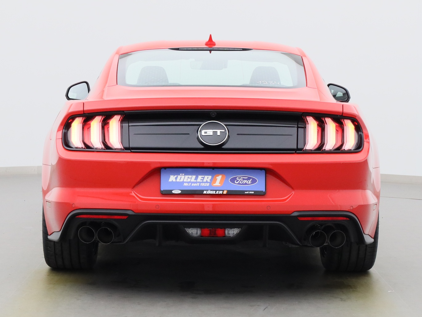 Heckansicht eines Ford Mustang GT Coupé V8 450PS / Premium 2 / B&O in Race-rot 