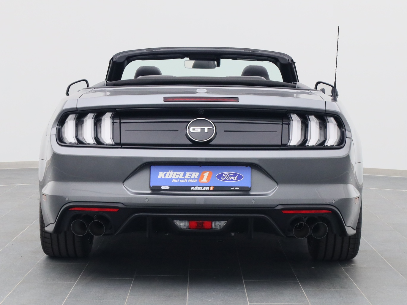 Heckansicht eines Ford Mustang GT Cabrio V8 450PS / Premium 2 / Magne in Carbonized Gray 