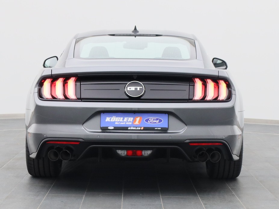 Heckansicht eines Ford Mustang GT Coupé V8 450PS / Premium 3 in Carbonized Gray 