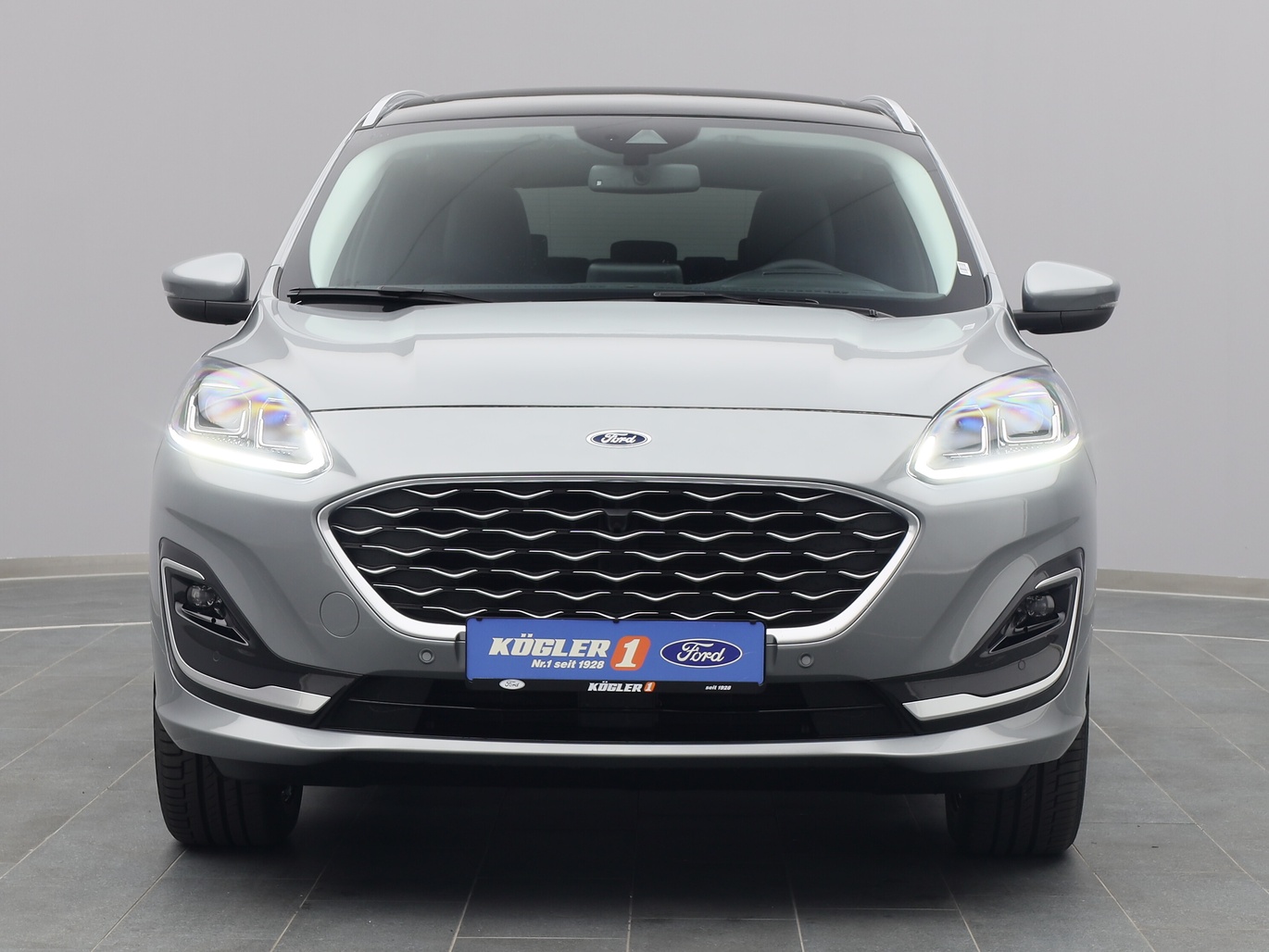 Frontansicht eines Ford Kuga Vignale 225PS Plug-in-Hybrid Aut. in Solarsilber 