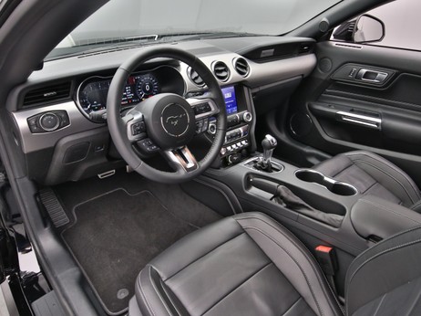 Armaturenbrett eines Ford Mustang GT Cabrio V8 450PS / Premium 2 / Magne in Iridium Schwarz 