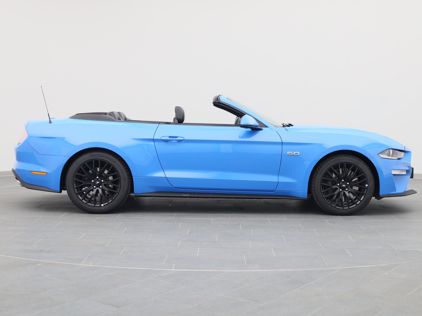  Ford Mustang GT Cabrio V8 450PS / Premium 2 / B&O in Grabber Blue von Rechts