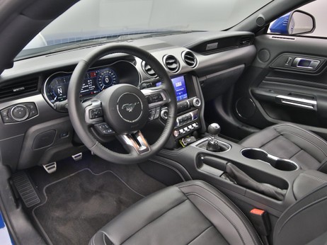 Armaturenbrett eines Ford Mustang GT Coupé V8 450PS / Premium 2 in Atlas Blau 