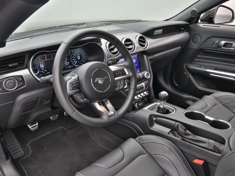 Armaturenbrett eines Ford Mustang GT Coupé V8 450PS / Premium 2 / Magne in Iridium Schwarz 