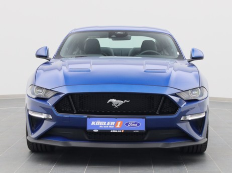Frontansicht eines Ford Mustang GT Coupé V8 450PS / Premium 2 / Magne in Atlas Blau 