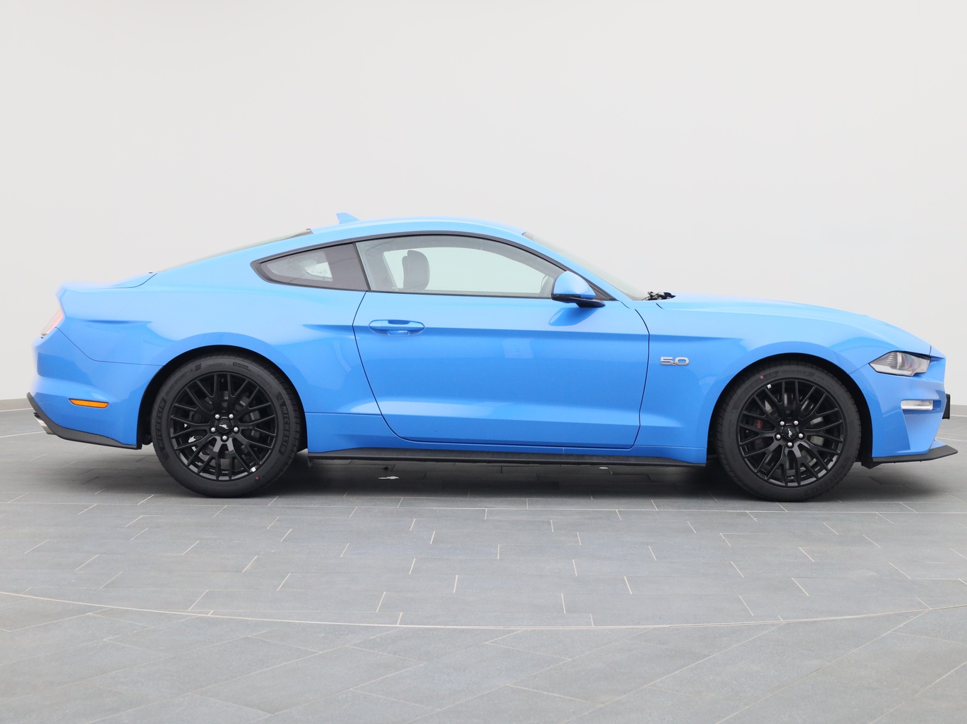  Ford Mustang GT Coupé V8 450PS / Premium 2 / B&O in Grabber Blue von Rechts