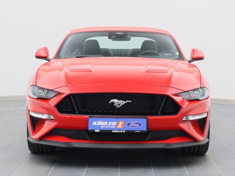 Frontansicht eines Ford Mustang GT Coupé V8 450PS Aut / Premium 2 in Race-rot 