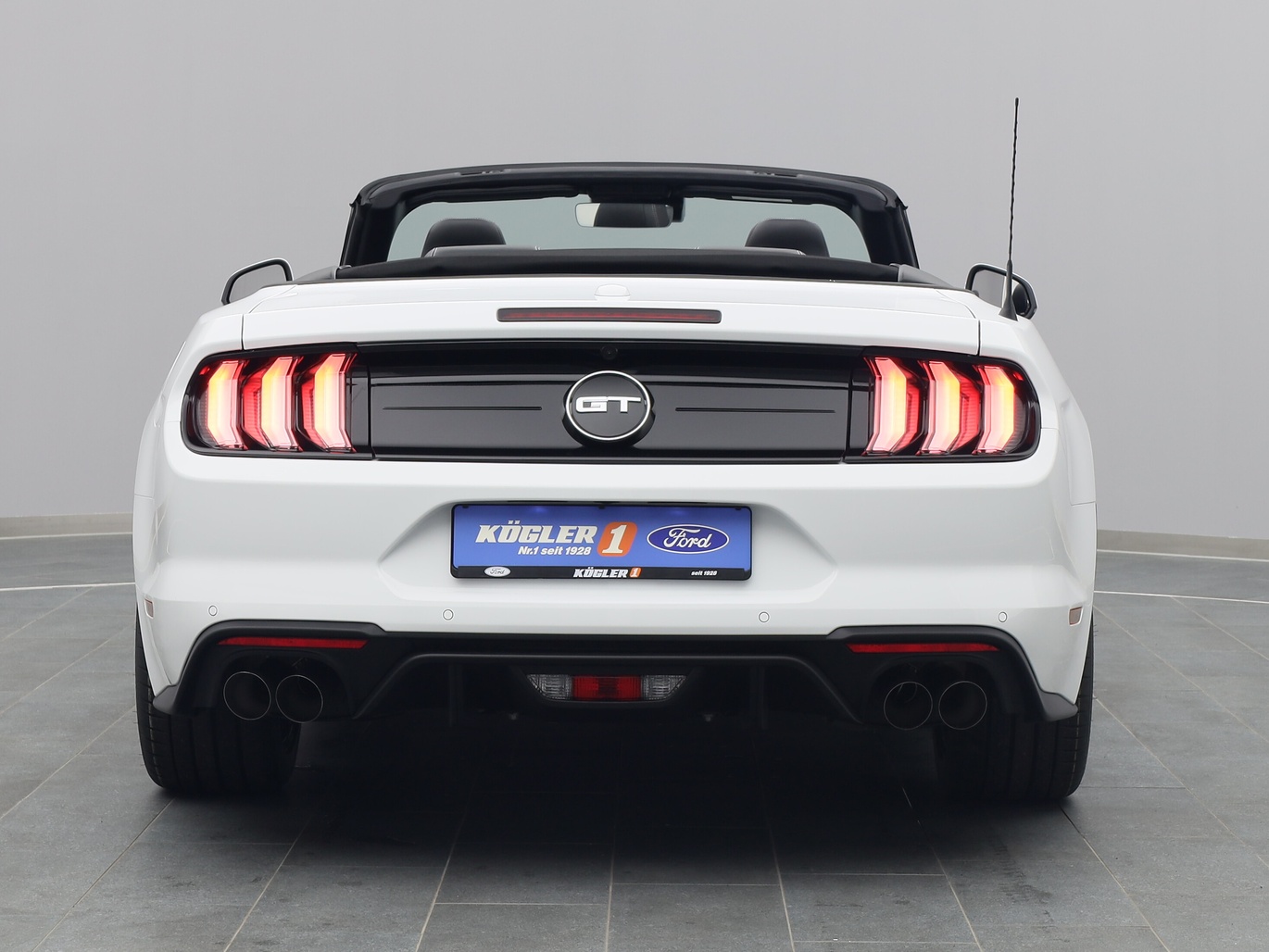 Heckansicht eines Ford Mustang GT Cabrio V8 450PS Aut. / Premium 2 in Oxford Weiß 