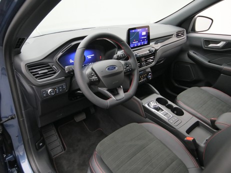 Armaturenbrett eines Ford Kuga ST-Line X 225PS Plug-in-Hybrid Aut. in Chrome Blue 