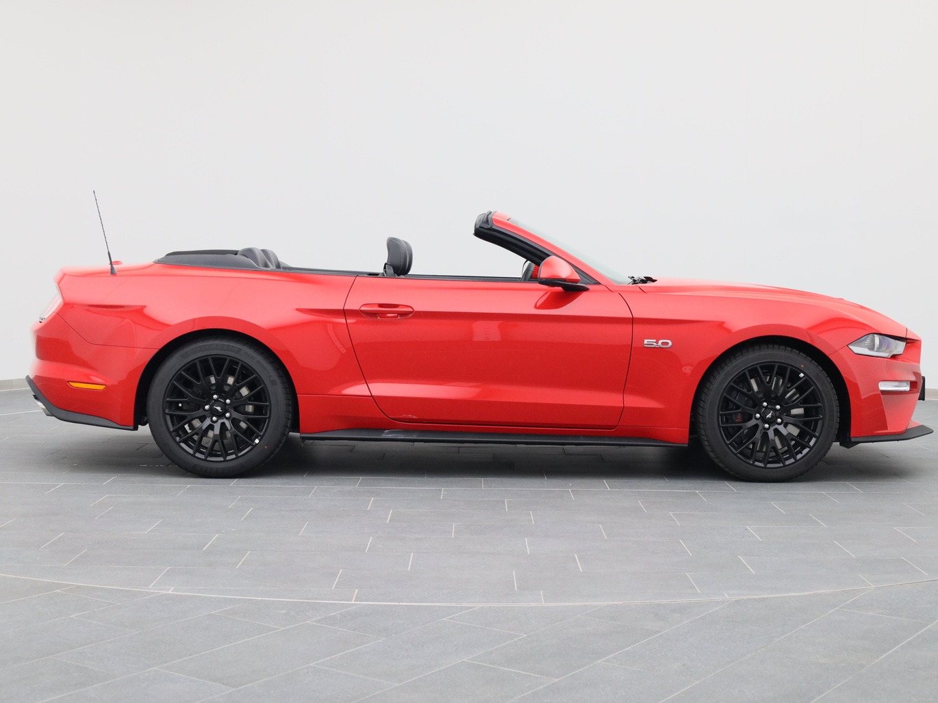  Ford Mustang GT Cabrio V8 450PS / Premium2 / B&O in Race-rot von Rechts