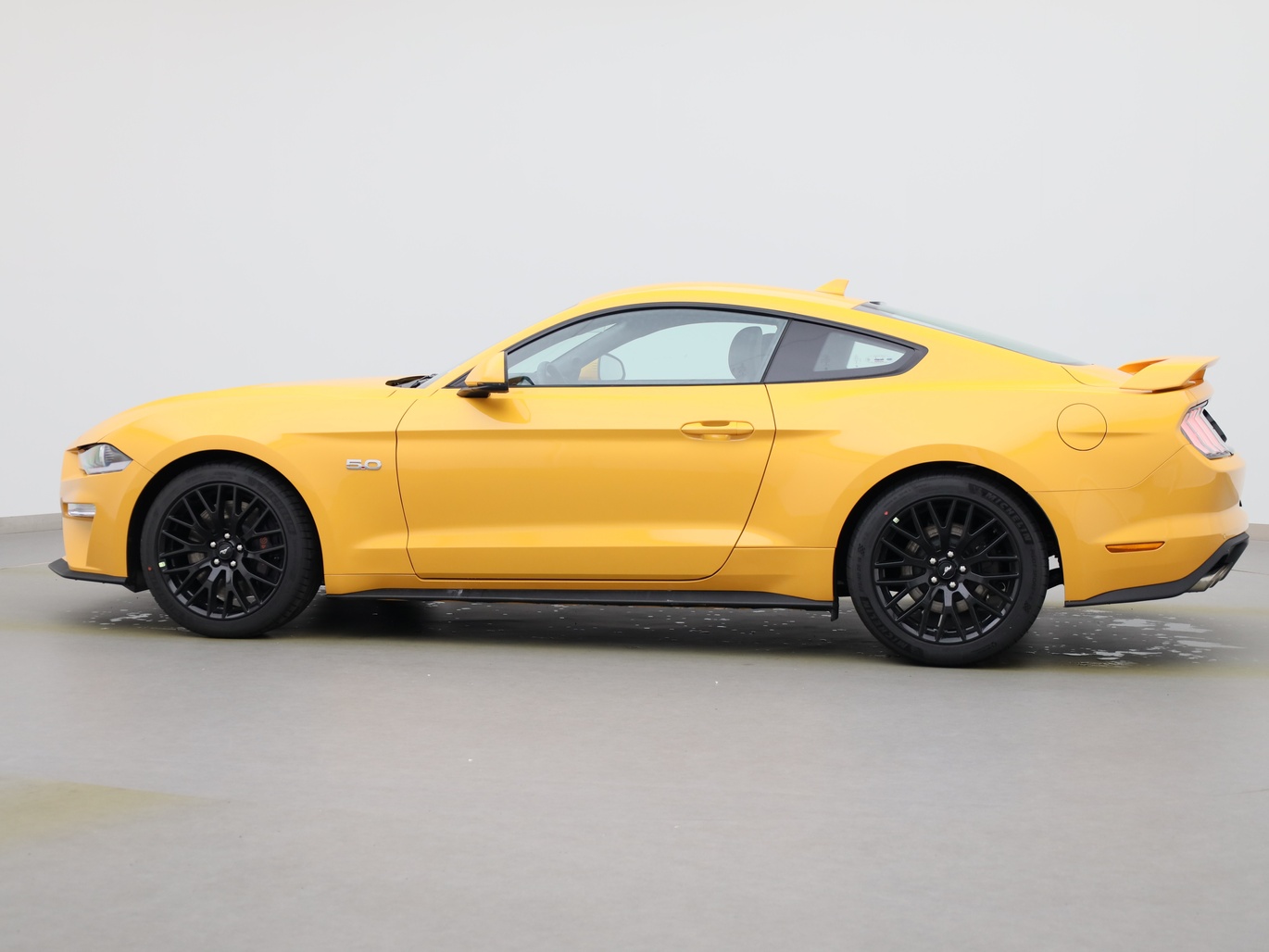  Ford Mustang GT Coupé V8 450PS / Premium 2 / Magne in Cyber Orange von Links