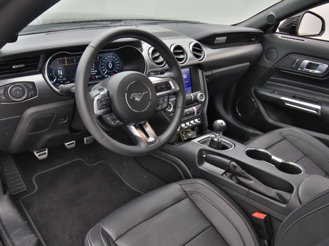 Armaturenbrett eines Ford Mustang GT Coupé V8 450PS / Premium 2 / B&O in Iridium Schwarz 