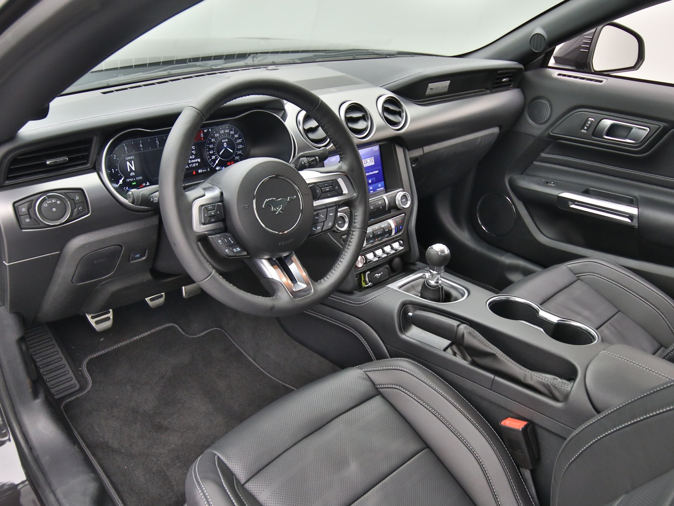 Armaturenbrett eines Ford Mustang GT Cabrio V8 450PS / Premium 2 / B&O in Dark Matter Grey 