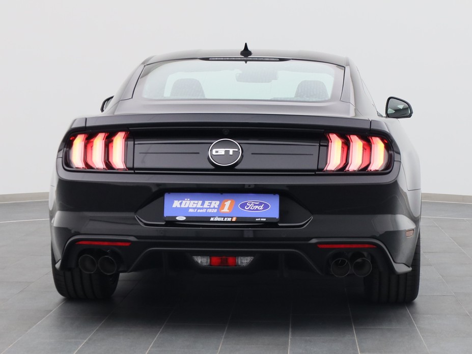 Heckansicht eines Ford Mustang GT Coupé V8 450PS / Premium 2 in Iridium Schwarz 