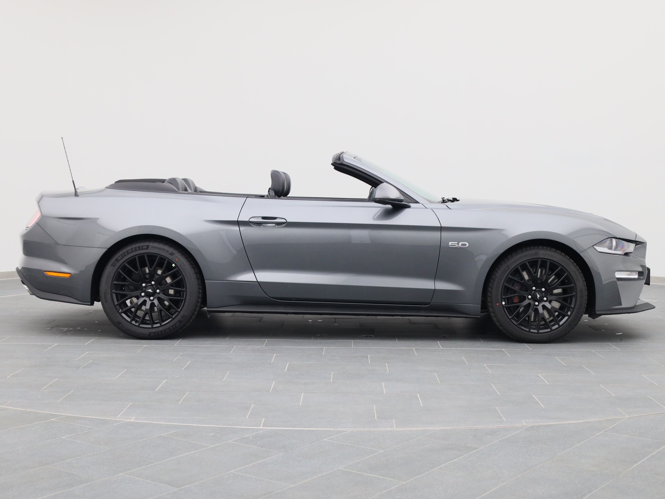  Ford Mustang GT Cabrio V8 450PS / Premium 2 in Carbonized Gray von Rechts