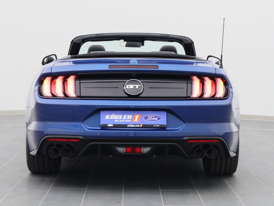 Heckansicht eines Ford Mustang GT Cabrio V8 450PS Aut. / Premium 2 in Atlas Blau 