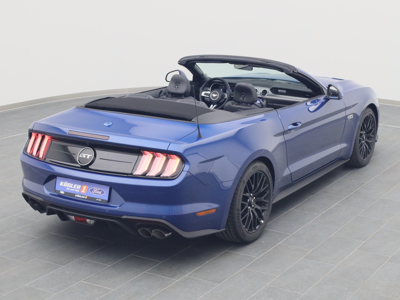  Ford Mustang GT Cabrio V8 450PS / Premium 2 / Magne in Atlas Blau 