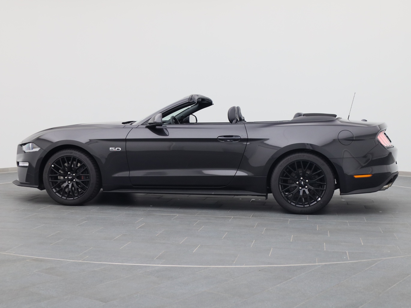 Ford Mustang GT Cabrio V8 450PS / Premium 2 / B&O in Dark Matter Grey von Links