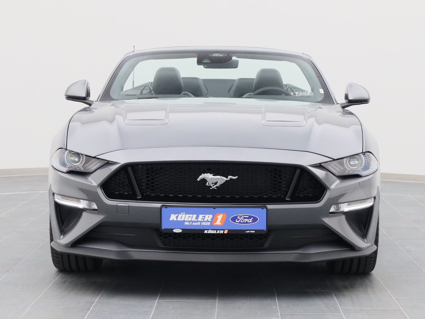 Frontansicht eines Ford Mustang GT Cabrio V8 450PS Aut. / Premium 2 in Carbonized Gray 
