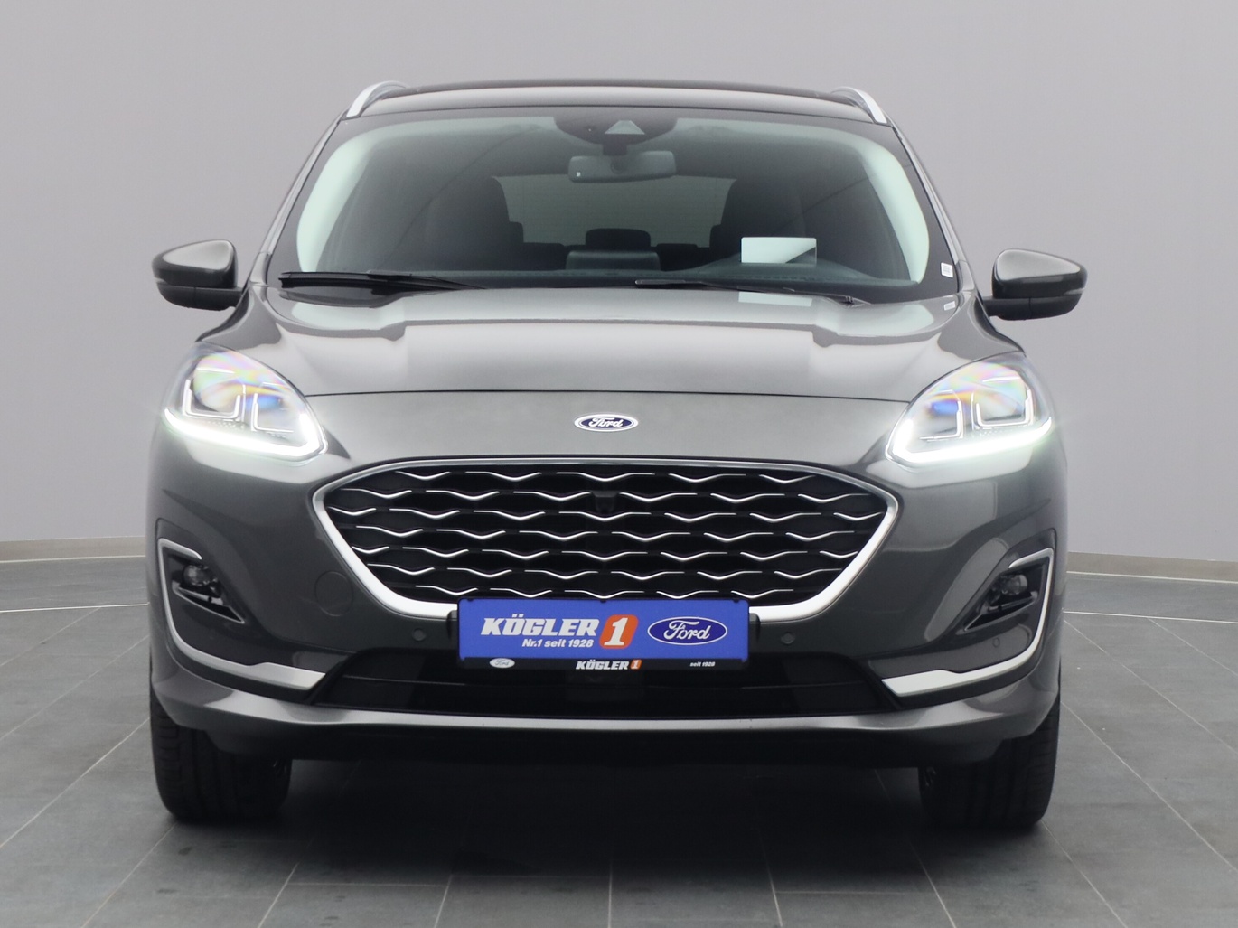Frontansicht eines Ford Kuga Vignale 225PS Plug-in-Hybrid Aut. in Magnetic Grau 
