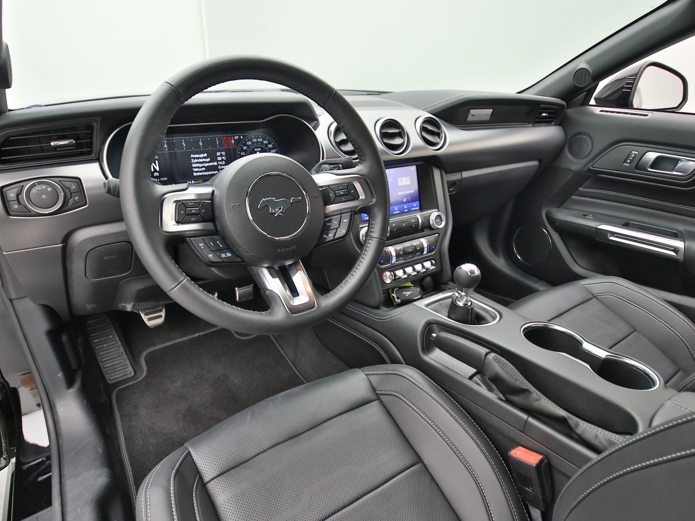 Armaturenbrett eines Ford Mustang GT Cabrio V8 450PS / Premium 2 in Iridium Schwarz 