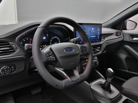 Armaturenbrett eines Ford Focus Turnier ST-Line Design 125PS Hybrid in Agate Black 