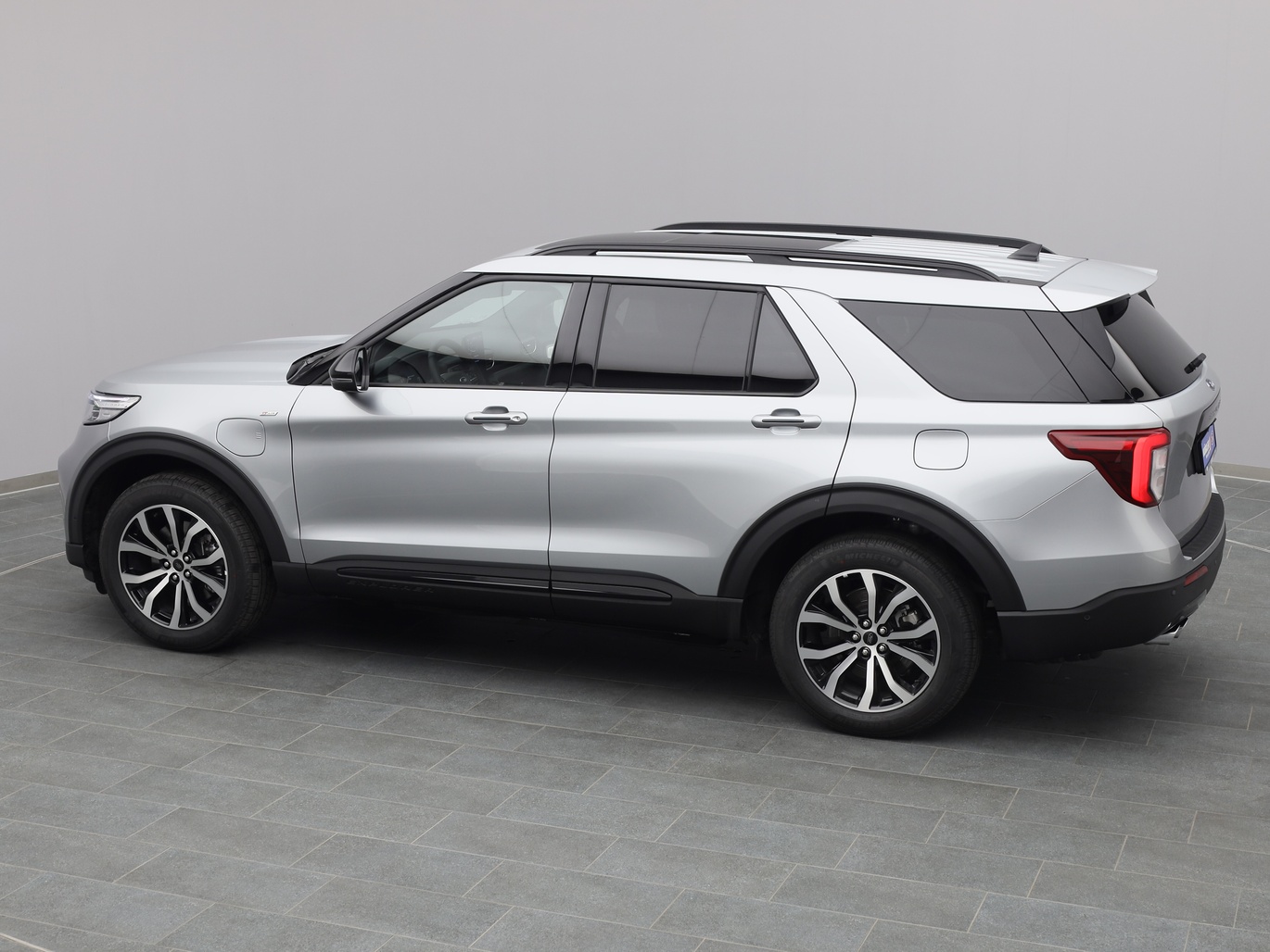  Ford Explorer ST-Line 457PS Plug-in-Hybrid / AHK in Iconic Silver 