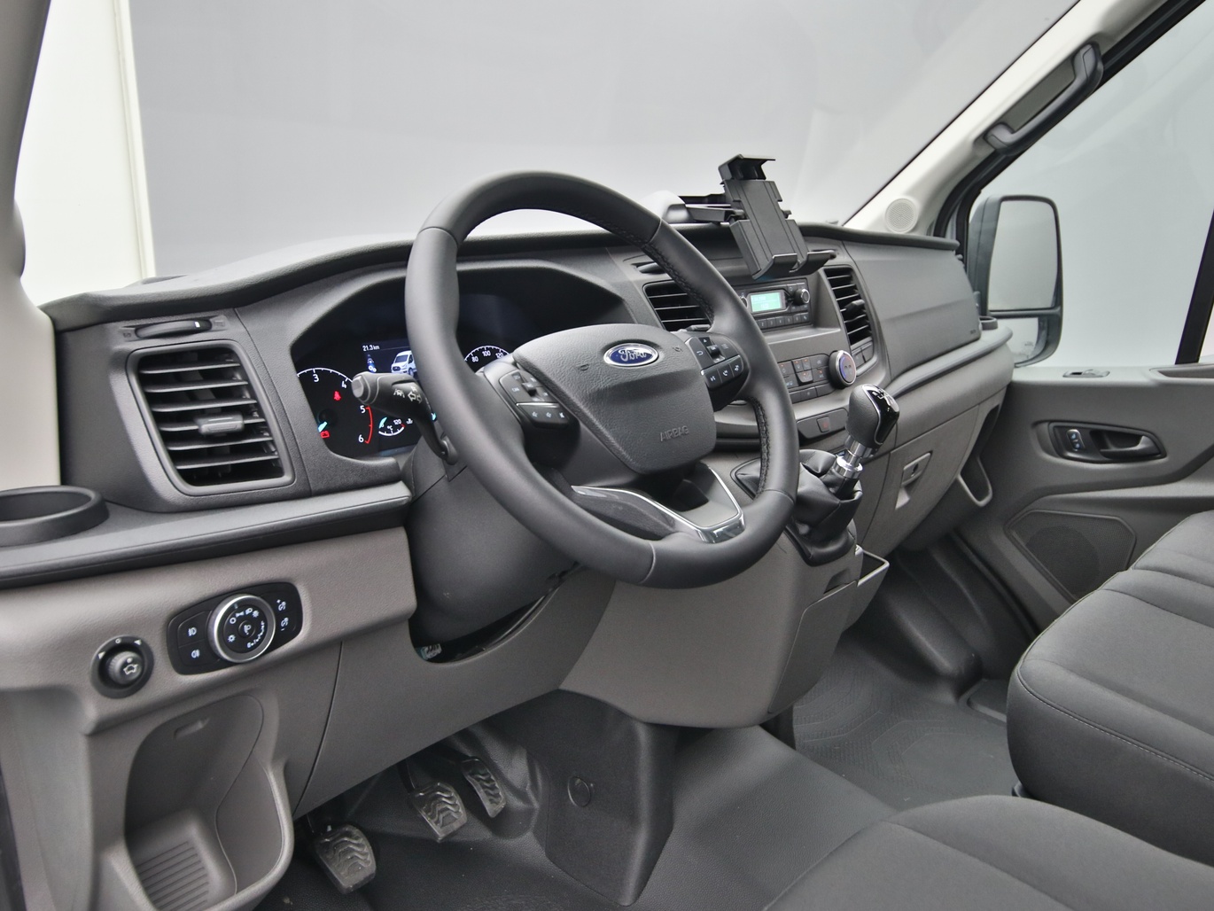 Armaturenbrett eines Ford Transit Kombi 350 L3H3 Trend 150PS / Klima in Weiss 