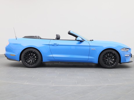  Ford Mustang GT Cabrio V8 450PS / Premium 2 / Magne in Grabber Blue von Rechts