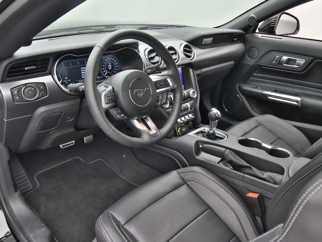 Armaturenbrett eines Ford Mustang GT Cabrio V8 450PS Aut. / Premium 2 in Iridium Schwarz 