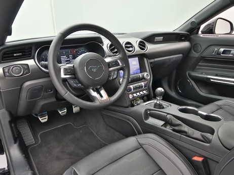 Armaturenbrett eines Ford Mustang GT Coupé V8 450PS / Premium 2 in Iridium Schwarz 