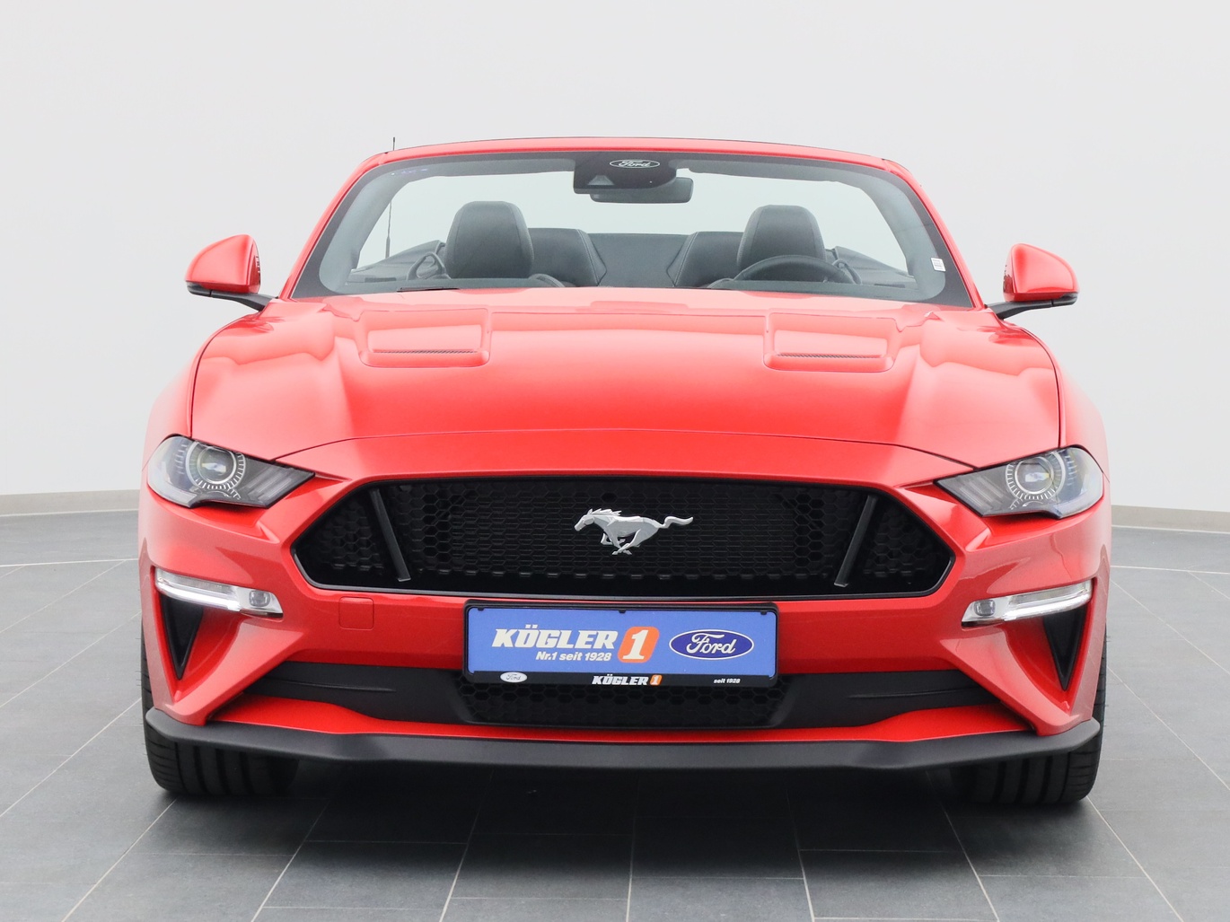 Frontansicht eines Ford Mustang GT Cabrio V8 450PS / Premium 2 in Race-rot 