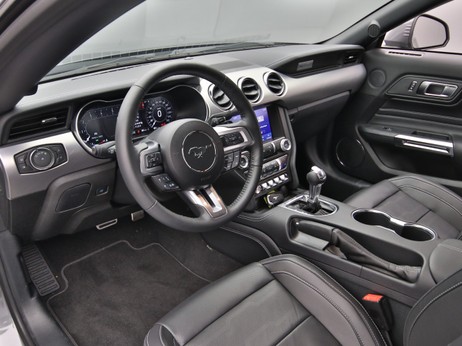 Armaturenbrett eines Ford Mustang GT Cabrio V8 450PS / Premium 2 / Magne in Carbonized Gray 