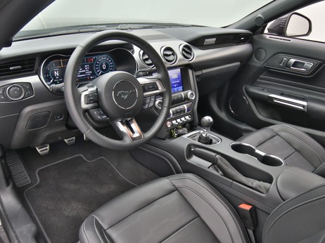 Armaturenbrett eines Ford Mustang GT Cabrio V8 450PS / Premium 2 / B&O in Dark Matter Grey 