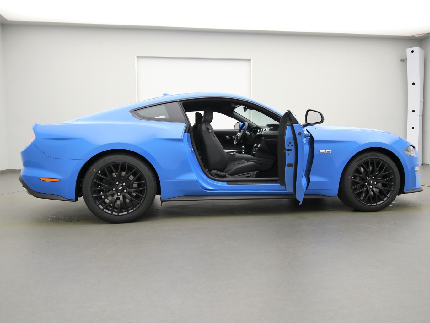  Ford Mustang GT Coupé V8 450PS / Premium 2 / Magne in Grabber Blue 