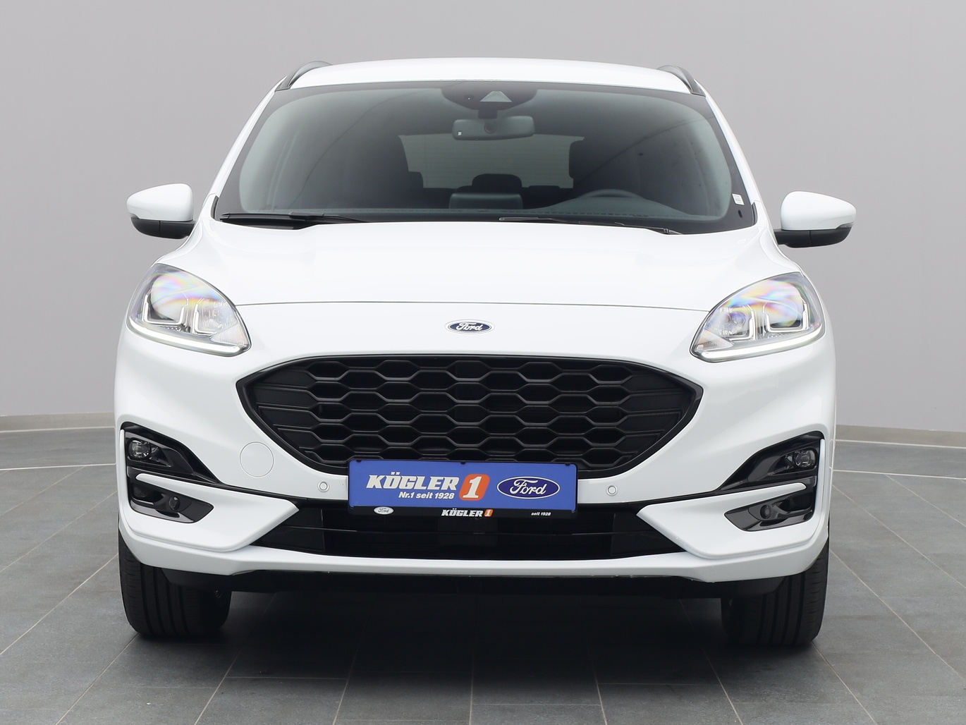 Frontansicht eines Ford Kuga ST-Line 225PS Plug-in-Hybrid Aut. in Weiss 