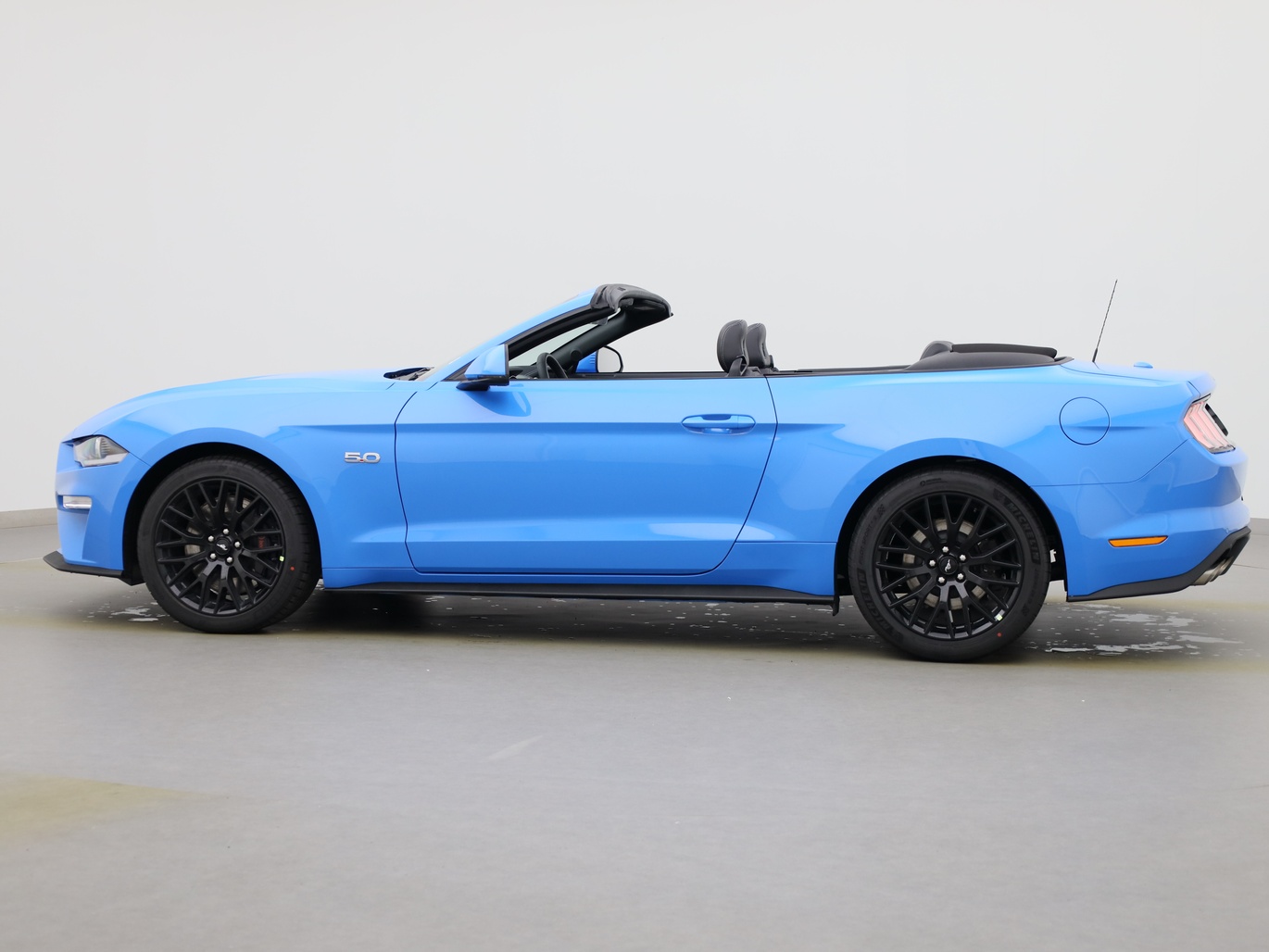  Ford Mustang GT Cabrio V8 450PS / Premium 2 / B&O in Grabber Blue von Links
