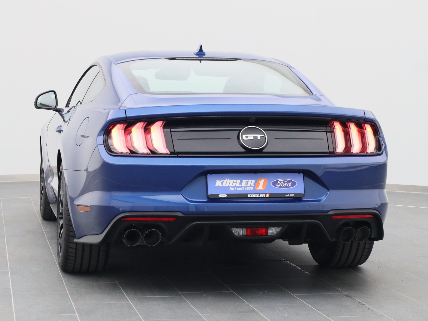  Ford Mustang GT Coupé V8 450PS / Premium 2 / Magne in Atlas Blau 