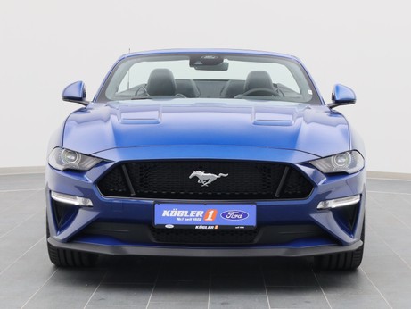 Frontansicht eines Ford Mustang GT Cabrio V8 450PS / Premium 2 in Atlas Blau 
