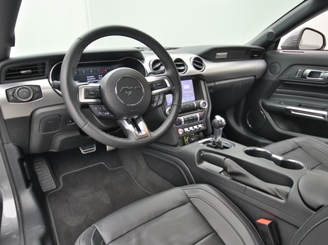 Armaturenbrett eines Ford Mustang GT Cabrio V8 450PS / Premium 4 / Magne in Carbonized Gray 