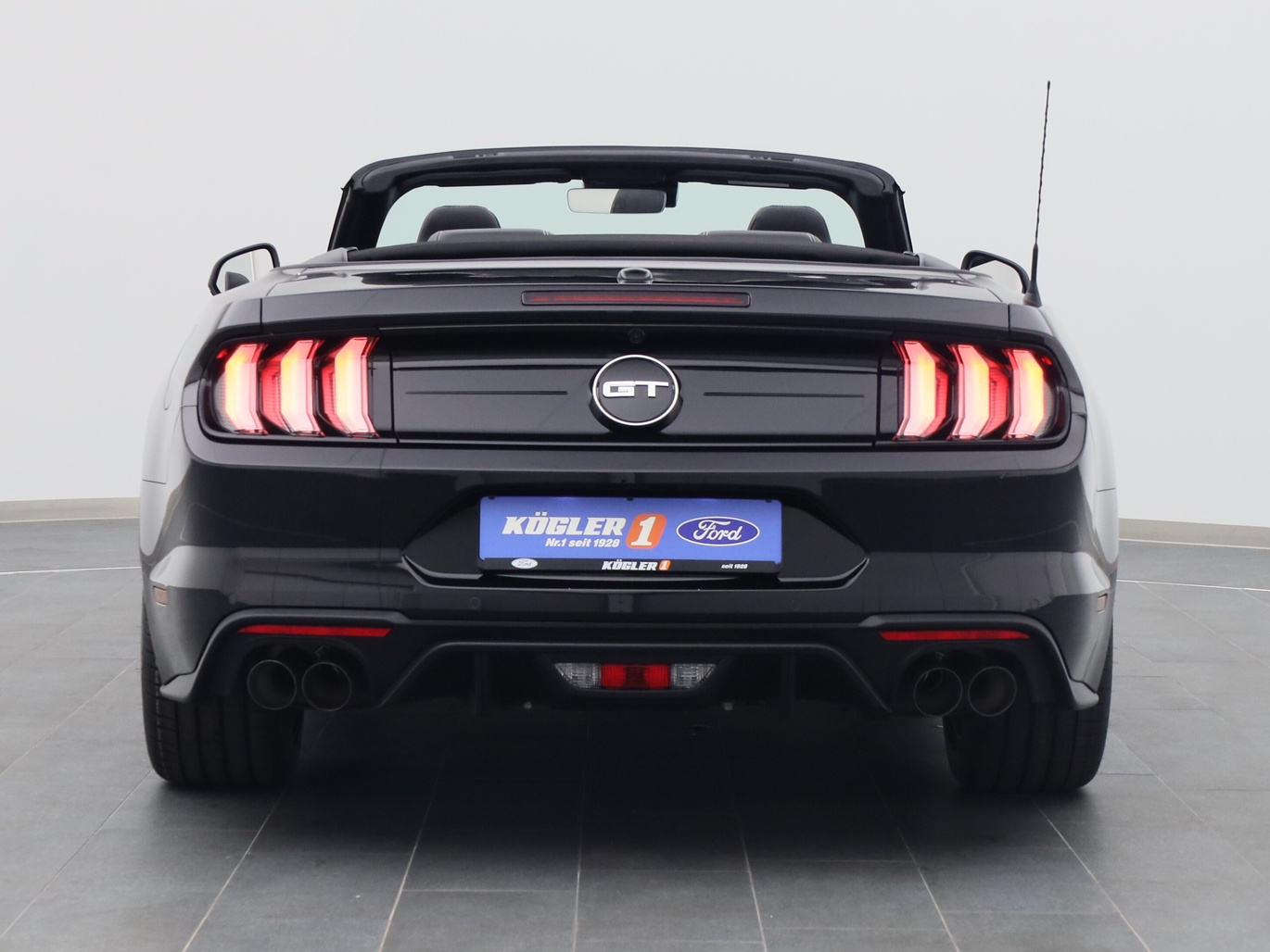Heckansicht eines Ford Mustang GT Cabrio V8 450PS Aut. / Premium 4 in Iridium Schwarz 