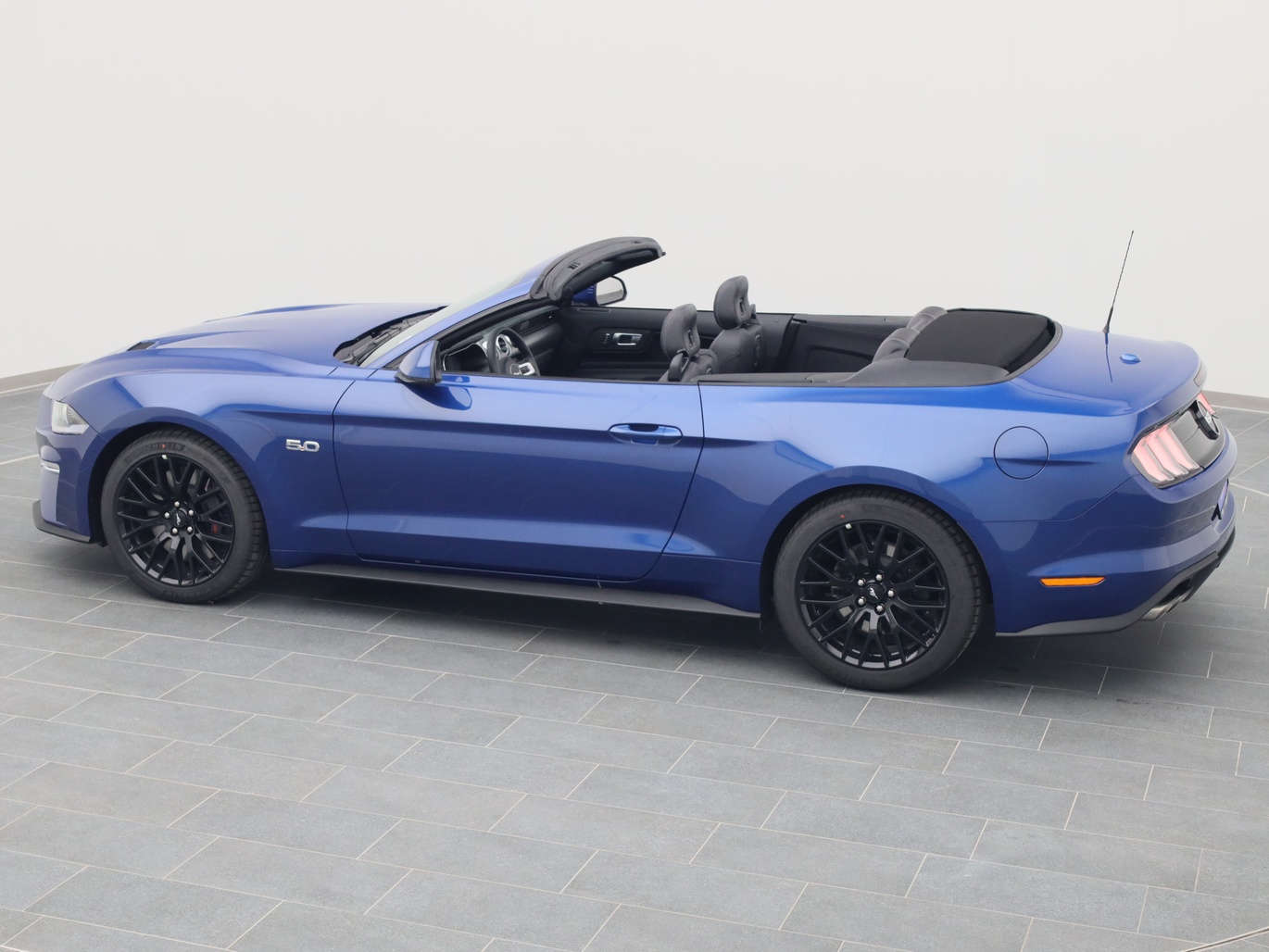  Ford Mustang GT Cabrio V8 450PS Aut. / Premium 2 in Atlas Blau 