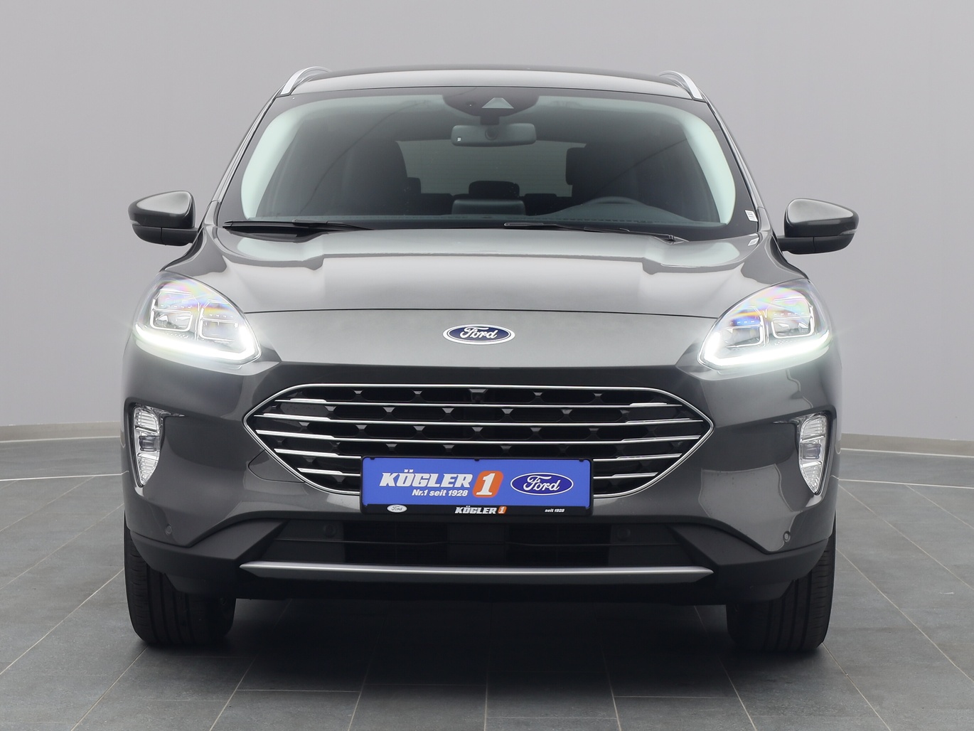 Frontansicht eines Ford Kuga Titanium X 225PS Plug-in-Hybrid Aut. in Magnetic Grau 