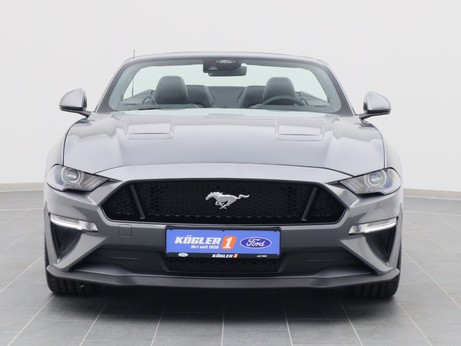 Frontansicht eines Ford Mustang GT Cabrio V8 450PS / Premium 2 / Magne in Carbonized Gray 